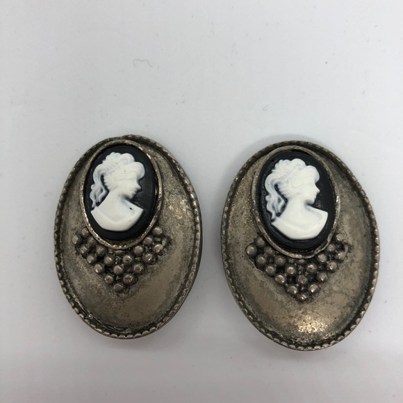 Vintage Cameo Clip Earings - Picture 4 of 4